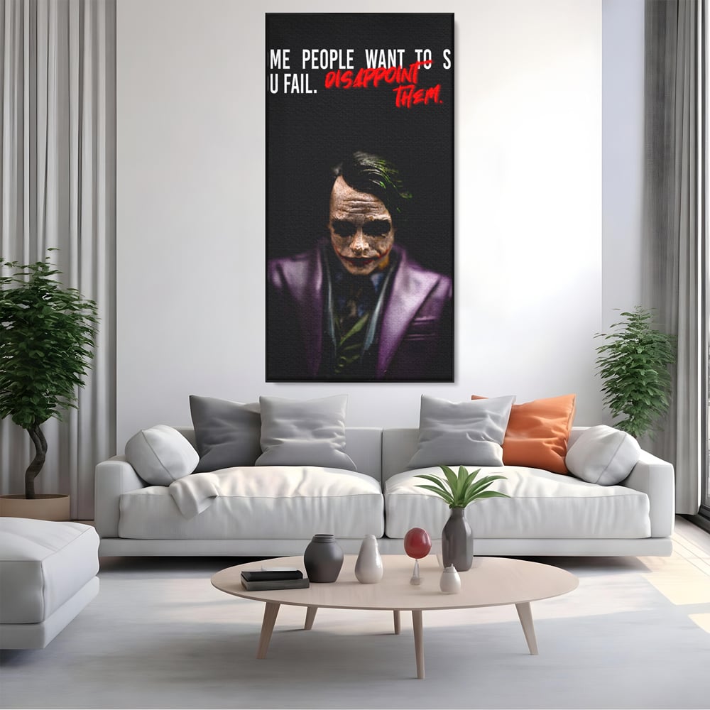 Tablou canvas cu tablou canvas cu joker si mesaj motivational, in rama de aluminiu negru, pe perete intr-un living